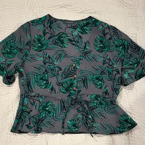Cute Tropical Green Leaf Print Women's Top size 10 never worn
